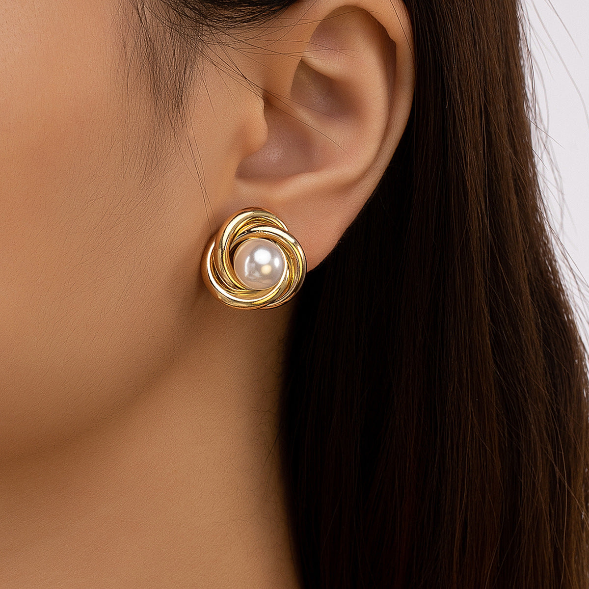 Women's Fashion Artistic Complex Inlaid Pearl Earrings